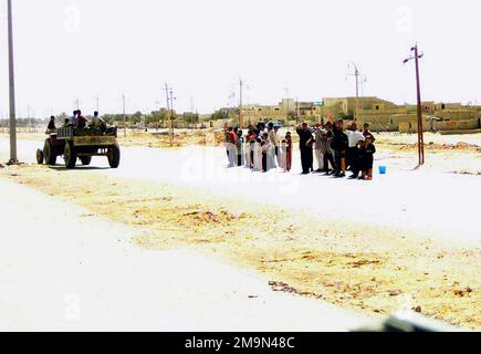 Les villageois irakiens montrent leur soutien à la présence de Marine corps des États-Unis (USMC) affectée à l'unité expéditionnaire maritime (UMM) de 24th, Special Operations Aeoned (SOC), comme un convoi fait son chemin vers le Nord, à travers le sud de l'Irak pour soutenir l'opération LIBERTÉ IRAKIENNE. Pays: Irak (IRQ) Banque D'Images