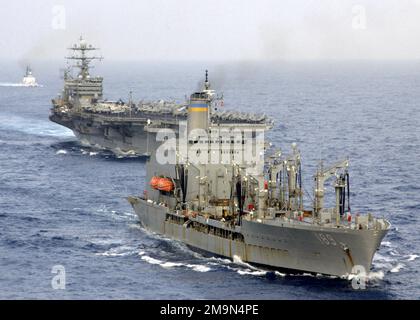 Une vue à tribord du commandement militaire de Seallift, CLASSE HENRY J. KAISER: Oiler, USNS JOHN LENTHALL (T-AO 189) en cours comme porte-avions USS HARRY S. TRUMAN (CVN 75) de la Marine des Nations Unies (USN) approche de la conduite de la reconstitution en cours (UNREP). L'USS DALLAS (WHEC 716), CUTTER de HAUTE ENDURANCE de la Garde côtière américaine, est en cours en arrière-plan. L'escadre 3 de Truman et Carrier Air (CVW-3) est actuellement en déploiement de six mois à l'appui de l'opération LIBERTÉ IRAQUIENNE. Un arc à tribord du commandement militaire de Sealift, HENRY J. KAISER CLASSE: Oiler, USNS JOHN LENTHALL (T-AO 189) en cours comme Marine des Nations Unies (U Banque D'Images