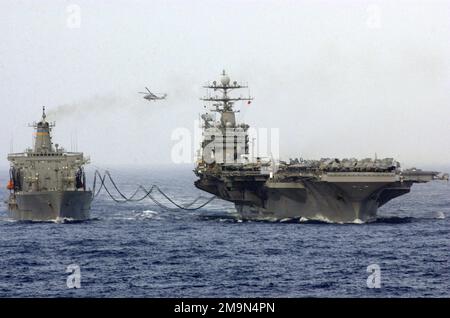 Un arc de vue du Commandement militaire de Seallift, CLASSE HENRY J. KAISER: Oiler, USNS JOHN LENTHALL (T-AO 189) (à gauche) et le porte-avions de la Marine des Nations Unies (USN) USS HARRY S. TRUMAN (CVN 75), en cours de reconstitution (UNREP) en tant qu'hélicoptère USN SH-60B Lamps III. L'escadre 3 de Truman et Carrier Air (CVW-3) est actuellement en déploiement de six mois à l'appui de l'opération LIBERTÉ IRAQUIENNE. Un arc de vue du commandement militaire de Sealift, CLASSE HENRY J. KAISER: Oiler, USNS JOHN LENTHALL (T-AO 189) (à gauche) et le porte-avions USS HARRY S. TRUMAN (CVN 75) de la Marine des Nations Unies (USN) dirigeant Underw Banque D'Images