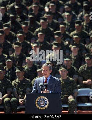 Avec une galerie de personnel du corps des Marines des États-Unis derrière lui, le président américain George W. Bush s'adresse à une foule d'environ 20 000 militaires et membres de leur famille à la base du corps des Marines (MCB), Camp Lejeune, en Caroline du Nord. Base: Base du corps marin, Camp Lejeune État: Caroline du Nord (NC) pays: États-Unis d'Amérique (USA) scène Major Commandement montré: COMMANDANT EN CHEF Banque D'Images