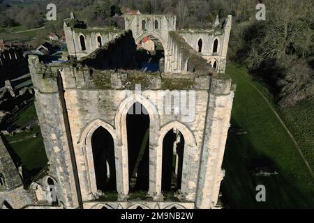 Vue aérienne de l'abbaye de Rievaulx. Village de Rievaulx. Yorkshire Banque D'Images