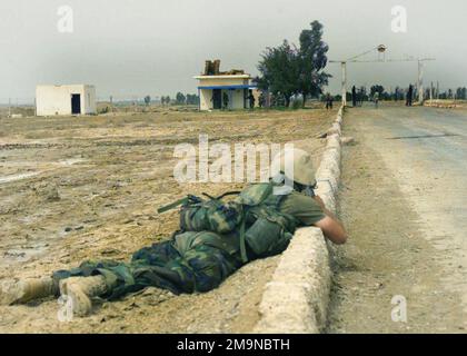 Un Marine de Echo Company, Battalion Landing Team (BLT), 2nd Bataillon, 2nd Marines, 24th Marine Expeditionary Unit (Special Operations Aable) (MEU SOC) assure la sécurité tandis que d'autres Marines travaillent pour sécuriser un terrain d'aviation autrefois détenu par la division iraquienne des 10th Armored à Al Amarah, en Irak. Objet opération/série: LIBERTÉ IRAQUIENNE base: Al Amarah pays: Irak (IRQ) Banque D'Images