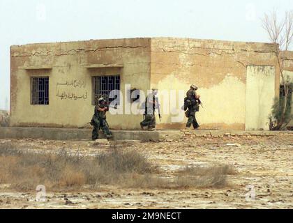 Les Marines de la compagnie Echo, Battalion Landing Team (BLT), 2nd Bataillon, 2nd Marines, 24th Marine Expeditionary Unit (Special Operations Aable) (MEU SOC) ont sécurisé un bâtiment dans un aérodrome autrefois détenu par la Division iraquienne 10th Armored à Al Amarah, en Irak. Objet opération/série: LIBERTÉ IRAQUIENNE base: Al Amarah pays: Irak (IRQ) Banque D'Images