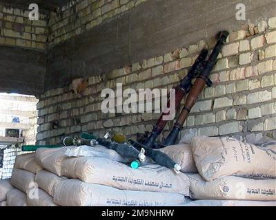 Deux lanceurs de roquettes portables RPG-7 iraquiennes sont parmi les armes ennemies trouvées abandonnées dans un bastion utilisé par la Garde républicaine irakienne, dans une banlieue nord de Bagdad, après que le personnel du corps des Marines américains (USMC) affecté à la compagnie de quartier général, l'équipe de combat régimentaire 5 (RCT-5), a assuré la zone la nuit précédente. (Image sous-standard). Objet opération/série: BASE POUR LA LIBERTÉ IRAQUIENNE: Bagdad pays: Irak (IRQ) Banque D'Images