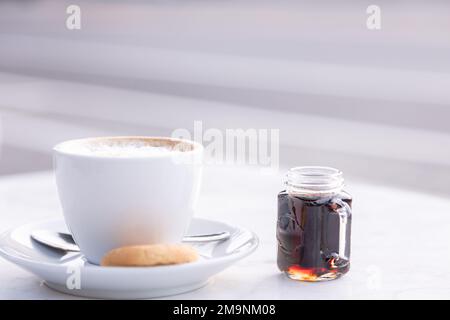 Cappuccino tasse et biscotti vue de dessus, café italien, café. Banque D'Images