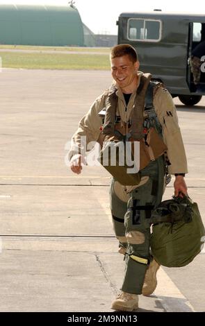 LE capitaine (CPT) de la Force AÉRIENNE DES ÉTATS-UNIS (USAF) Russ Shinn, 55th escadron de chasseurs expéditionnaires (EFS), part pour sa mission finale à la base aérienne d'Incirlik (AB), en Turquie, à l'appui de l'opération NORTHERN WATCH. Des aviateurs de la base aérienne de Shaw (AFB) en Caroline du Sud (SC) et d'autres unités se redéploient après 12 années réussies d'application de la zone d'exclusion aérienne au-dessus du nord de l'Irak, à l'appui de l'opération NORTHERN WATCH. Objet opération/série: BASE DE SURVEILLANCE DU NORD: Base aérienne d'Incirlik, Adana pays: Turquie (TUR) Banque D'Images