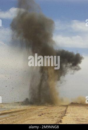 Les Marines de l'équipe de débarquement de Bataillon (BLT), 2nd Bataillon, 2nd Marines, 24th Marine Expeditionary Unit (Special Operations Achics) (MEU SOC) ont mis des explosifs à crater la route empêchant les véhicules de circuler autour des postes de contrôle à l'extérieur de la ville d'Al Kut, en Irak. Objet opération/série: LIBERTÉ IRAQUIENNE base: Al Kut État: Wasit pays: Irak (IRQ) Banque D'Images