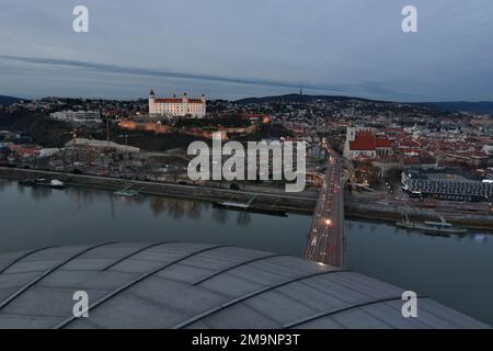 Panorama depuis la tour des OVNIS au crépuscule. Bratislava. Slovaquie Banque D'Images