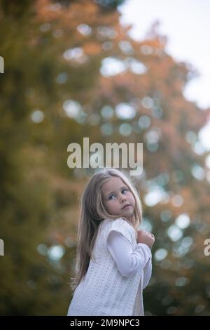 Belle petite fille marchant dans un parc Banque D'Images