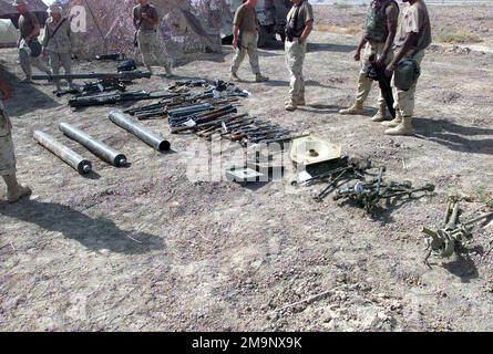 Une cache des armes irakiennes saisies est exposée après que le corps des Marines (US Marine corps) 24th Marine Expeditionary Unit (MEU), Special Operations Capares (SOC), a effectué une descente en Irak sur un siège d'El Fedayeen, au cours de l'opération LIBERTÉ IRAKIENNE. Objet opération/série: LIBERTÉ IRAQUIENNE pays: Irak (IRQ) Banque D'Images