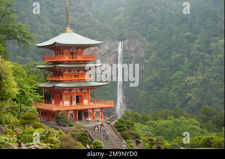 Sanjūdō pagode, ou pagode à trois étages, au sanctuaire Kumano Nachi Taisha, avec les chutes Nachi en arrière-plan. Banque D'Images