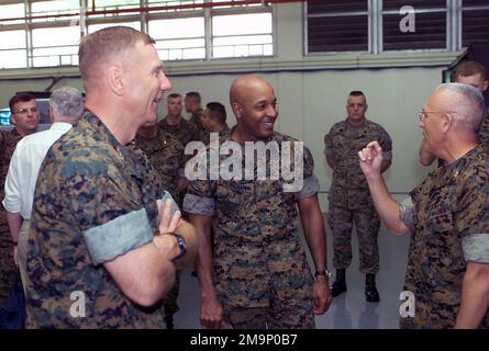 Le général (GEN) Michael W. Hagee, (à gauche), commandant du corps des Marines (MCC), et le sergent-major du corps des Marines Alford McMichael, (au centre), écoutent le colonel (col) Philip Newman, CHEF d'ÉTAT-MAJOR adjoint (AC/S), qui raconte les aventures que Marines ont vécues pendant l'entraînement à la station aérienne du corps des Marines (MCAS) Futenma. LE GÉN Hagee a visité le corps expéditionnaire maritime III (MEF) pour la première fois en tant que MCC. Au cours de sa visite, il a visité les bases situées à Okinawa, au Japon. Base: Camp Courtney État: Okinawa pays: Japon (JPN) scène Major Command illustrée: HQMC Banque D'Images