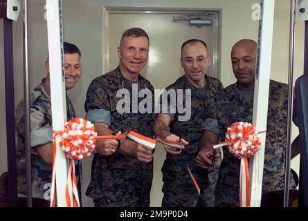 Colel (col) Drew Bennett (à gauche), général (GEN) Michael W. Hagee, (au centre à gauche), Commandant du corps des Marines (MCC), Lieutenant général (LGEN) Wallace C. 'Chip' Gregs, (au centre à droite), Commandant général, III Marine Expeditiary Force (MEF); Commandant des bases du corps des Marines, Japon; Commandant, Les Forces maritimes du Japon, et le sergent-major du corps des Marines Alford McMichael, (à droite), 'tailler une ribbe' un équipement de poids. L'équipement est installé dans un salon d'une caserne désignée dans le cadre d'un plan de salon à thème établi par 3rd Marine Divisi. LE GÉN Hagee a visité la III Marine Expediatiary Force (MEF) f Banque D'Images