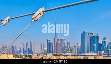 DUBAÏ, Émirats Arabes Unis - 6 MARS 2020 : horizon urbain futuriste depuis le pont Safa, observation de la baie des affaires et de la flèche de Burj Khalifa, sur 6 mars à Dubaï Banque D'Images