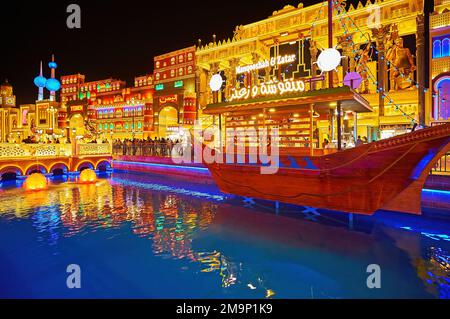 DUBAÏ, Émirats Arabes Unis - 6 MARS 2020 : les pavillons commerciaux lumineux de l'Iran, du Yémen, du Koweït du Village mondial de Dubaï derrière le canal avec des décorations W Banque D'Images