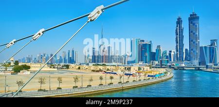 DUBAÏ, Émirats Arabes Unis - 6 MARS 2020 : paysage urbain panoramique avec horizon futuriste derrière le canal de Dubaï et câbles du pont Safa au premier plan, sur Marc Banque D'Images
