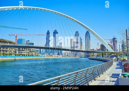 DUBAÏ, Émirats Arabes Unis - 6 MARS 2020 : promenez-vous le long du canal de Dubaï avec vue sur le pont de tolérance et la baie des affaires en arrière-plan, sur 6 mars Banque D'Images