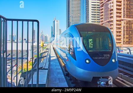 DUBAÏ, Émirats Arabes Unis - 6 MARS 2020 : le train de la ligne rouge du métro de Dubaï sur la gare de Business Bay, sur 6 mars à Dubaï Banque D'Images