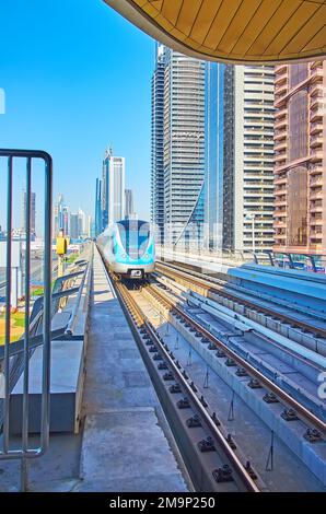 DUBAÏ, Émirats Arabes Unis - 6 MARS 2020 : le train de la ligne rouge du métro de Dubaï, le long des tours futuristes, sur 6 mars à Dubaï Banque D'Images