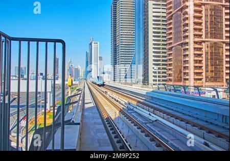 DUBAÏ, Émirats Arabes Unis - 6 MARS 2020 : le chemin de fer de la ligne rouge du métro de Dubaï sur la station de métro Business Bay avec une vue sur les gratte-ciels futuristes, sur 6 mars In Banque D'Images