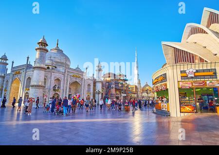 DUBAÏ, Émirats Arabes Unis - 6 MARS 2020 : les répliques des célèbres lieux du monde - Taj Mahal, Opéra de Sydney, Burj Khalifa et d'autres dans Global Village Dubai, on Banque D'Images