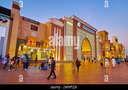 DUBAÏ, Émirats Arabes Unis - 6 MARS 2020 : la ruelle devant la porte du pavillon des Émirats Arabes Unis dans le village global de Dubaï, décorée avec des lumières vives le soir, sur 6 mars i Banque D'Images