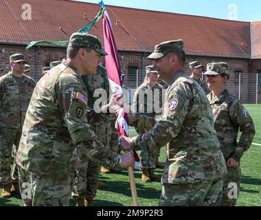 ÉTATS-UNIS Le colonel de l'armée Kenneth Spicer (à droite), commandant du Commandement de la santé publique en Europe, passe les couleurs au lieutenant-colonel Parker M. Hahn (à gauche), commandant entrant de l'activité de santé publique Rheinland-Pfalz lors d'une cérémonie de changement de commandement, 20 mai 2022 à Landstuhl, en Allemagne. Hahn a assumé le commandement de l'unité du lieutenant-colonel Nicole K. Charbonneau. Banque D'Images