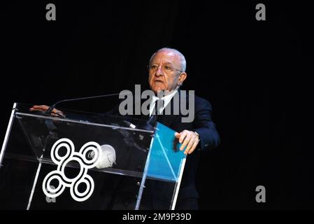 Naples, Italie. 18th janvier 2023. Palais royal de Naples, Vincenzo de Luca, gouverneur de la région de Campanie, tenir un discours lors de la cérémonie de passage du bâton, de Procida à Bergame et Brescia comme les nouveaux capitales de la culture italienne pour l'année 2023. (Photo de Pasquale Gargano/Pacific Press) Credit: Pacific Press Media production Corp./Alay Live News Banque D'Images