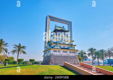 DUBAÏ, Émirats Arabes Unis - 6 MARS 2020 : parc Zabeel avec mini-château d'Osaka et impressionnante trame de Dubaï en arrière-plan, sur 6 mars à Dubaï Banque D'Images