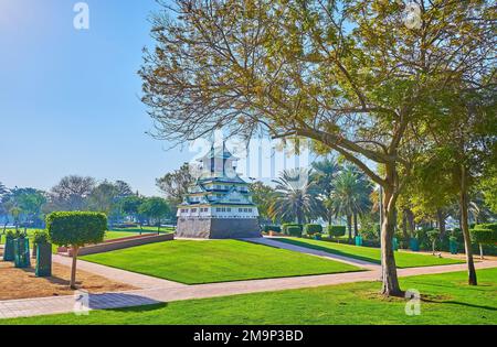 DUBAÏ, Émirats Arabes Unis - 6 MARS 2020 : le mini-château d'Osaka décore le parc Zabeel avec sa pelouse verte, ses palmiers luxuriants et ses arbres taillés, sur 6 mars à Dubaï Banque D'Images
