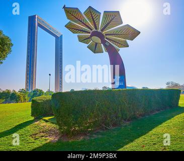 DUBAÏ, Émirats Arabes Unis - 6 MARS 2020 : parc Zabeel avec bâtiment Dubai Frame et station de charge solaire Smart Palm, entouré de buissons taillés, sur M Banque D'Images