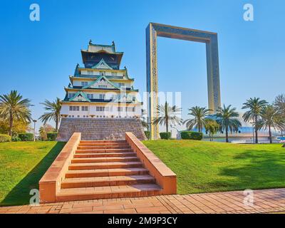 DUBAÏ, Émirats Arabes Unis - 6 MARS 2020 : le parc Zabeel offre une vue imprenable sur Dubaï Frame avec une végétation luxuriante et un mini château d'Osaka en premier plan, sur 6 mars à du Banque D'Images