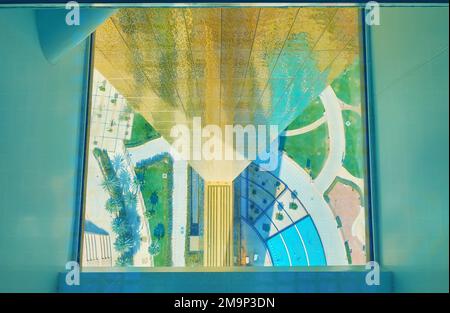 DUBAÏ, Émirats Arabes Unis - 6 MARS 2020 : vue depuis le plancher de verre dans l'ascenseur de Dubaï Frame, sur 6 mars à Dubaï Banque D'Images