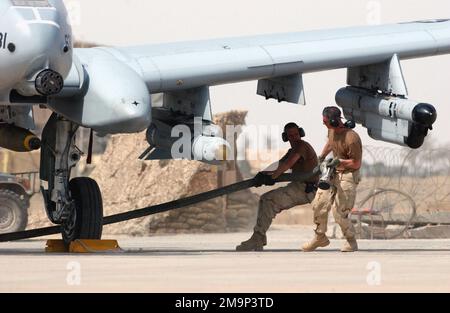 030418-F-5712B-031. [Complet] Légende de la scène: LE Sergent-MAÎTRE (MSGT) DE L'US Air Force (USAF) Kevin Bossaller (à droite), CrewChief, et le Sergent technique (TSGT) de l'USAF Dan Janssen, superviseur de la distribution de carburant, se préparent à alimenter une USAF A-10 Thunderbolt II, 442nd Fighter Wing (FW), Whiteman Air Force base (AFB), Missouri (Mo), pendant l'opération ENDURING FREEDOM. L'importance de cet événement est corrélée dans les deux premières années de l'US Air Force en Irak. C'est la première fois, un USAF A-10 remplissage à chaud (moteurs d'avion en marche) en Irak et la première fois que le R-14 Air transportable Hydrant System (ATHRS) a été utilisé i Banque D'Images