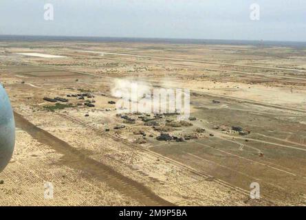 Vue aérienne du Camp Fenway, exploité par les Marines du corps des Marines des États-Unis (USMC) affectés à l'unité expéditionnaire maritime (UMM) de 24th, opérations spéciales (SOC), dans le sud de l'Irak pendant l'opération LIBERTÉ IRAQUIENNE. Sujet opération/série: BASE DE LIBERTÉ IRAQUIENNE: Camp Fenway État: DHI Qar pays: Irak (IRQ) Banque D'Images