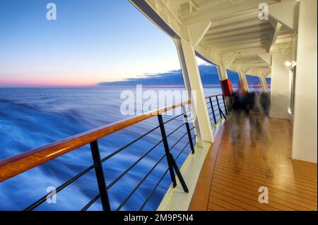 Vue depuis l'arrière d'un navire de croisière en mer. Banque D'Images