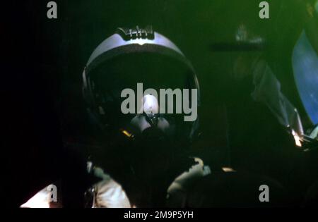 L'image du major (MAJ) de la Force aérienne des États-Unis (USAF) David Corkum, co-pilote du 40th EBS (Expeditionary Bomb Squadron), se reflète dans son unité de navigation tactique (TNU), lors d'une mission de soutien aérien (SatoFortress) B-52 au-dessus de l'Irak durant l'opération LIBERTÉ IRAKIENNE. Pays : inconnu Banque D'Images