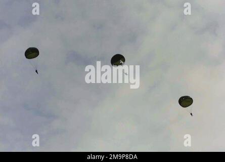 US Marine corps (USMC) 3rd Bataillon de reconnaissance Marines, en appui au 2nd Bataillon, 7th Marines, se préparent à atterrir tout en conduisant un insert de parachute en vol truqué et simulé sur une zone de dépôt à fort Magsaysay, Philippines, en appui à l'exercice BALIKATAN 2003. Objet opération/série: BALIKATAN 2003 base: Fort Magsaysay État: Luzon pays: République des Philippines (PHL) Banque D'Images