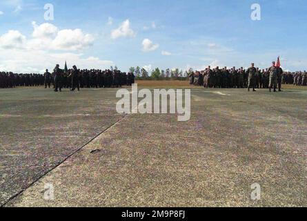 Les troupes Philippines et le personnel du corps des Marines (USMC) se tiennent côte à côte pendant les cérémonies d'ouverture de l'exercice BALIKATAN 2003. Objet opération/série: BALIKATAN 2003 base: Fort Magsaysay État: Luzon pays: République des Philippines (PHL) Banque D'Images