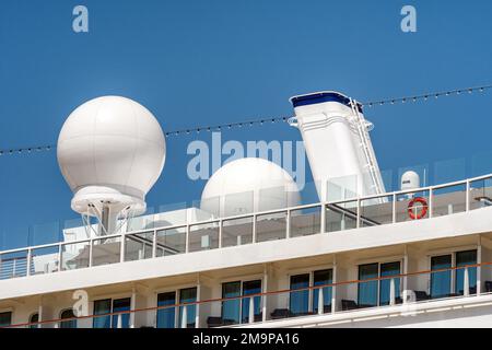 Équipement de communication par satellite à bord d'un bateau de croisière. Banque D'Images