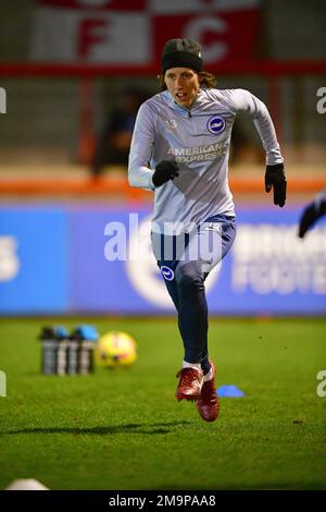 Crawley, Royaume-Uni. 18th janvier 2023. Rebekah Stott de Brighton et Hove Albion se réchauffe avant le match de groupe C de la coupe de ligue des femmes de la FA entre Brighton et Hove Albion Women et West Ham United Ladies au stade des pensions du peuple sur 18 janvier 2023 à Crawley, au Royaume-Uni. (Photo de Jeff Mood/phcimages.com) Credit: PHC Images/Alamy Live News Banque D'Images