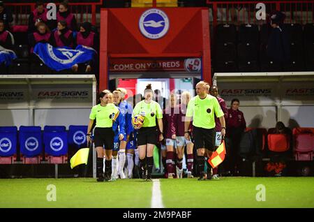 Crawley, Royaume-Uni. 18th janvier 2023. Les joueurs et les officiels sortent du tunnel avant le match du groupe C de la coupe de ligue des femmes de la FA entre les femmes Brighton & Hove Albion et les femmes West Ham United au stade de retraite du peuple sur 18 janvier 2023 à Crawley, au Royaume-Uni. (Photo de Jeff Mood/phcimages.com) Credit: PHC Images/Alamy Live News Banque D'Images