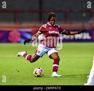 Crawley, Royaume-Uni. 18th janvier 2023. Viviane Asseyi de West Ham s'est unie lors du match de groupe C de la coupe de ligue des femmes de la FA entre Brighton & Hove Albion Women et West Ham United Ladies au stade des pensions du peuple sur 18 janvier 2023 à Crawley, au Royaume-Uni. (Photo de Jeff Mood/phcimages.com) Credit: PHC Images/Alamy Live News Banque D'Images