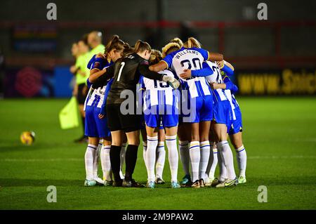 Crawley, Royaume-Uni. 18th janvier 2023. Les joueurs de Brighton se sont réunis avant le match du groupe C de la coupe de ligue des femmes de la FA entre les femmes Brighton & Hove Albion et les femmes West Ham United Ladies au stade de retraite du peuple sur 18 janvier 2023 à Crawley, au Royaume-Uni. (Photo de Jeff Mood/phcimages.com) Credit: PHC Images/Alamy Live News Banque D'Images