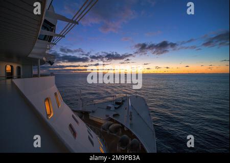 Vue sur le coucher du soleil à bord du paquebot transatlantique Cunard Queen Mary 2. Banque D'Images