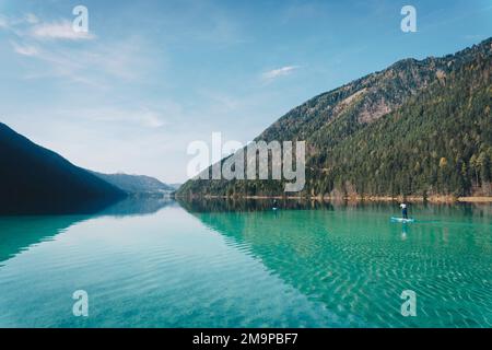 Lac Weissensee en Carinthie. Levez les Paddlers dans une nature idyllique Banque D'Images