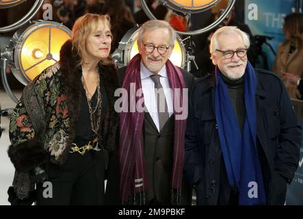 Caroline Goodall, Steven Spielberg et Brian Cox assistent à la première britannique des « Fabelmans » au Curzon Mayfair à Londres, en Angleterre. Banque D'Images