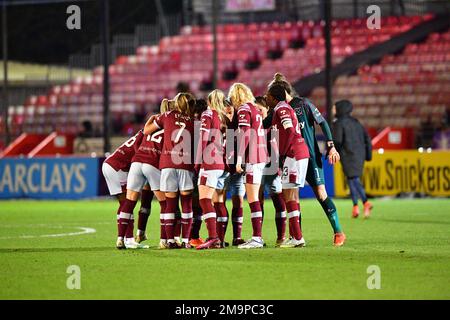 Crawley, Royaume-Uni. 18th janvier 2023. West Ham participe à un caucus avant la moitié 2nd du match de groupe C de la coupe de ligue des femmes FA entre Brighton & Hove Albion Women et West Ham United Ladies au stade de retraite du peuple sur 18 janvier 2023 à Crawley, au Royaume-Uni. (Photo de Jeff Mood/phcimages.com) Credit: PHC Images/Alamy Live News Banque D'Images