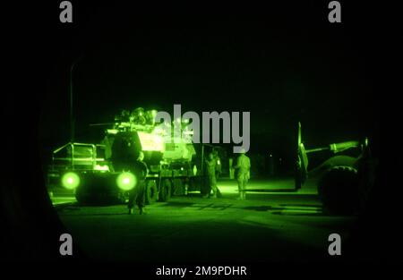 Photographie légère montrant des avions de l'US Air Force (USAF) affectés au groupe des opérations de mobilité aérienne (AMOG) 615th, effectuant des opérations de chargement de nuit dans un lieu de déploiement vers l'avant près de Kirkouk, en Irak, pendant l'opération LIBERTÉ IRAQUIENNE. Objet opération/série: BASE DE LIBERTÉ IRAQUIENNE: Kirkuk pays: Irak (IRQ) Banque D'Images