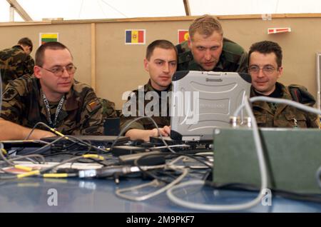 030508-F-2706D-002. [Complete] Scene Caption: Un soldat d'Europe centrale et des États baltes teste une connexion radio et modem d'ordinateur à canal unique à Lager Aulenbach, en Allemagne, pendant l'EFFORT COMBINÉ d'exercice parrainé par le Commandement européen des États-Unis (USEUCOM). L'exercice est un Partenariat pour la paix (PPP) organisé par l'Allemagne et est le plus grand exercice de systèmes d'information et de communication au monde qui se concentre principalement sur les tests et la documentation d'interopérabilité de commandement, de contrôle, de communication et d'ordinateur (C4). De gauche à droite sur la photo : Sergent d'armée lituanien (SGT) Banque D'Images